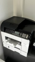 5300.10 ‣ 1 Multifunktionsgerät Ricoh Aficio SG 3100 SNW auf Druckertisch