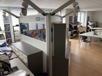 5429.29 =&gt; 1 Präsentationswand bestehend aus 3 Schubladenschränken und Beleuchtung