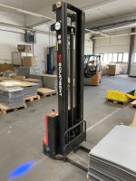 5429.643 =&gt; 1 Elektrodeichselstapler EP Equipment ES 12-12 ES, Bj. 2020, ca. 600 BStd.