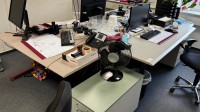 5507.2 =&gt; 1 Pos. Schreibtische, teilweise mit Aktenrollcontainern, ca. 28 Stück