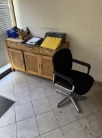 5499.77 =&gt; 1 Pos. Einrichtungsgegenstände bestehend aus Tisch, 3 Stühlen und Kommode