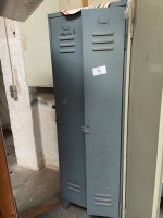 5467.86 ➤ 1 Spind, 2-türig mit Inhalt