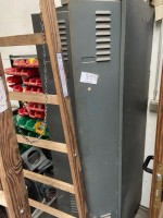 5467.89 ➤ 1 Spind, 2-türig mit Inhalt