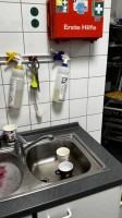 5493.13    =&gt;   1 Erste-Hilfe-Kasten, wandmontiert