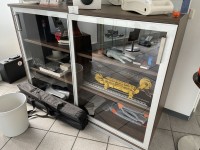 5524.3 ==&gt;. 1 Kommode mit Glasschiebetüren