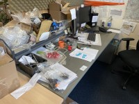 5524.20        ==&gt;.   2 Schreibtische mit 1 Aktenrollcontainer und 1 Tisch