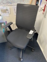 5524.21 ==&gt;. 1 Drehstuhl mit Armlehnen