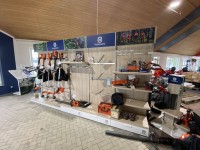 5510.1 =&gt; 1 Pos. Warenpräsentationsständer und Warenpräsentationsregale Husqvarna und EGO, ca. 16 lfm., teilweise doppelseitig - Abholung nach Freigabe −