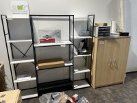 5510.11 =&gt; 1 Pos. Einrichtungsgegenstände bestehend aus Schreibtisch, 2 Aktenrollcontainern, Aktenschrank niedrig, Aktenregalen und Magnettafel