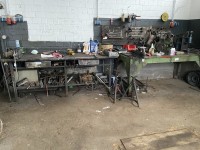 5413.46 =&gt; 2 Werktische mit Schraubstock, Kleinwerkzeugen und Taumelnietpresse