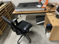 5555.20    =>     1 Arbeitstisch mit Drehstuhl und Regal