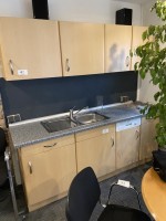 5580.19 => 1 K&uuml;chenzeile, ca. 2,5 lfm. mit K&uuml;hlschrank, Sp&uuml;le Armatur, Sp&uuml;lmaschine, Wandh&auml;nge- und Unterschr&auml;nken