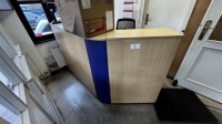 5562.3 => 1 Annahmetresen, ca. 2 m mit R&uuml;ckschreibtisch, Aktenrollcontainer und Drehstuhl mit Armlehnen