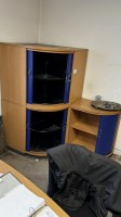5562.13 => 1 Pos. Einrichtungsgegenst&auml;nde bestehend aus Schreibtisch mit 2 Aktenrollcontainern, Drehstuhl, 1 Drehstuhl mit Armlehnen, Aktenquerrollladenschr&auml;nken und Aktenschrank
