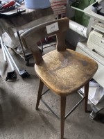 5528.111 => 1 Pos. Einrichtungsgegenst&auml;nde bestehend aus Tisch, Fachbodenregal, Drehstuhl, Barhocker und Wanduhr