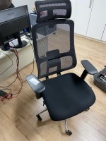 5612.15 =>. 1 Drehstuhl mit Armlehnen