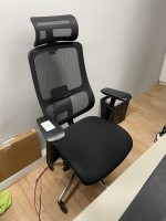 5612.16 =>. 1 Drehstuhl mit Armlehnen