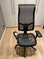 5612.27 =>. 1 Drehstuhl mit Armlehnen