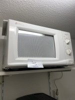 5571.45 => 1 Pos. K&uuml;chenkleinger&auml;te bestehend aus: Mikrowelle, Wasserkocher und Wassersprudler