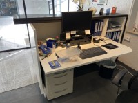 5612.5 =>. 1 Theke, ca. 3 lfm. mit Unterschr&auml;nken, Schreibtisch und Aktenrollcontainer