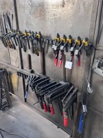 5627.161    =>   1 Pos. Kleinwerkzeuge mit 2 Schwei&szlig;schutzw&auml;nden, fahrbar