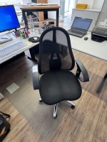 5601.4 => 1 Drehstuhl mit Armlehnen