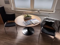 5601.8 => 1 Tisch, rund mit 2 Besucherst&uuml;hlen