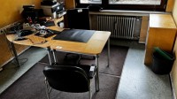 5569.10 => 1 Pos. Einrichtungsgegenst&auml;nde bestehend aus Winkelkombination, Besucherstuhl, Drehstuhl, Wandbildern, Aktenschrank etc.