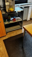 5569.13 => 1 Pos. Einrichtungsgegenst&auml;nde bestehend aus 2 Schreibtischen, 2 Besucherst&uuml;hlen, Transortwagen etc.
