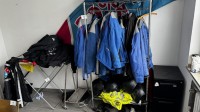 5582.18 => 1 Pos. Einrichtungsgegenst&auml;nde, bestehend aus: Tisch mit 2 Besucherst&uuml;hlen, Fl&uuml;gelw&auml;schetrockner, Aktenrollcontainer, etc.