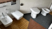 5618.285 => 3 Toiletten Duravit und Geberit mit insgesamt 1 Bidet mit Armatur Axor