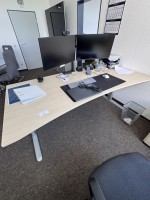 5634.1 => 1 Schreibtisch, elektrisch h&ouml;henverstellbar mit Aktenrollcontainer