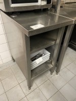 5670.27 => 1 Edelstahlarbeitstisch mit Ablageb&ouml;den