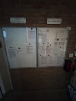 5385.825 => 2 Schauk&auml;sten (bei einem fehlt die Scheibe, bisher ohne Schl&uuml;ssel, falls er bis zur Versteigerung gefunden wird, ver&ouml;ffentlichen wir das an dieser Stelle)