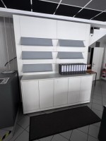 5589.7 => 1 Sideboard, ca. 2,2 lfd. m mit Prospektwand