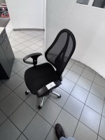 5589.12 => 1 Drehstuhl mit Armlehnen