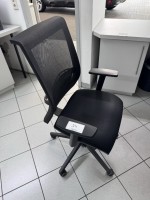1 otočná židle s područkami