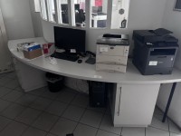 1 bureau, env. 5 m linéaires, semi-circulaire