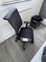 1 chaise pivotante avec accoudoirs