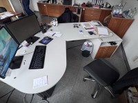 1 lot de mobilier de bureau : combinaison d'angle, table d'imprimante mobile, table de réunion Vitra, 2 commodes, 2 armoires à dossiers et 3 fauteuils