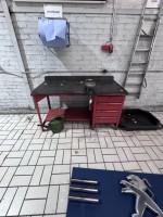1 werkbank met bankschroef