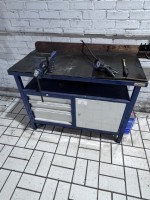 1 werkbank met bankschroef