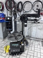 1 machine à monter les pneus Hofmann monty 3300-24, année 2022