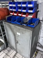 1 armoire à outils métallique avec divers outils