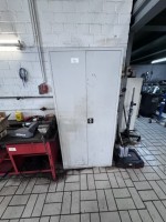 1 armoire à outils métallique avec divers petits outils