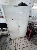 1 armoire à outils métallique avec divers outils spéciaux