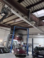 1 système d'extraction des gaz d'échappement composé de 2 moteurs de ventilateur, 2 tuyaux d'aspiration et 2 rails coulissants, env. 10 m de long