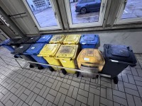 1 Pos. Kunststoffmülltonnen, 14 Stück, diverse Farben