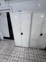 2 armoires à outils métalliques avec contenu