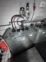 1 Öltankanlage bestehend aus Frischöltank Schutz, 700 Liter mit Motoröl 0W30, ca. 300 Liter, Altöltank Schutz, 700 Liter, leer sowie Ölpumpe Tecalemit